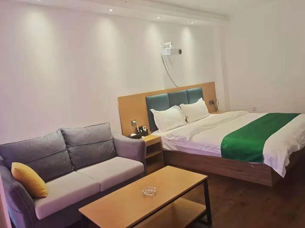 Bed in Shell Hotel Zhengzhou East High-Speed Railway Station Zhengdong Commerical Center