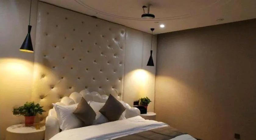 Bed in Shell Hotel Zhengzhou East High-Speed Railway Station Zhengdong Commerical Center