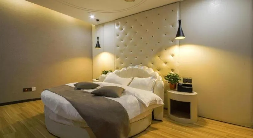 Bed in Shell Hotel Zhengzhou East High-Speed Railway Station Zhengdong Commerical Center