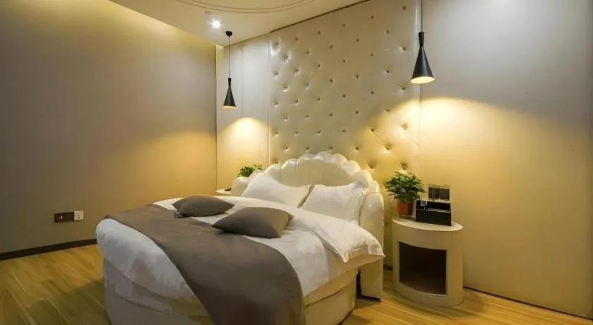 Bed in Shell Hotel Zhengzhou East High-Speed Railway Station Zhengdong Commerical Center