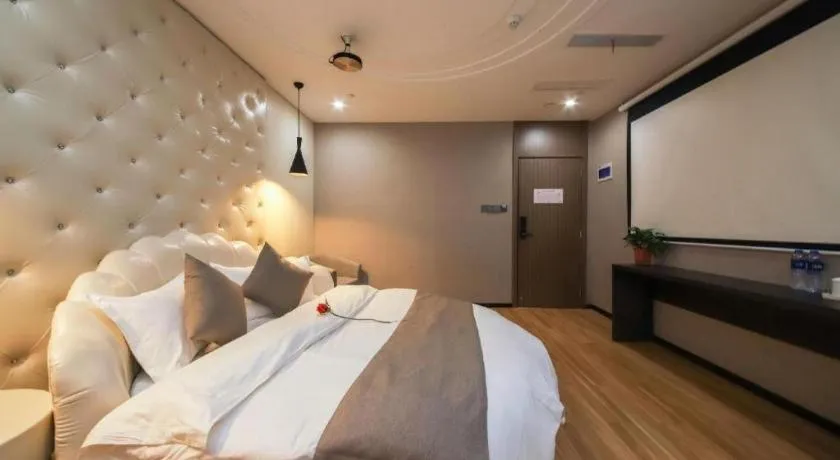 Bed in Shell Hotel Zhengzhou East High-Speed Railway Station Zhengdong Commerical Center