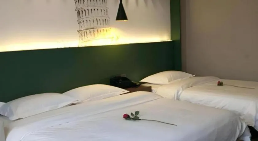 Bed in Shell Hotel Zhengzhou East High-Speed Railway Station Zhengdong Commerical Center