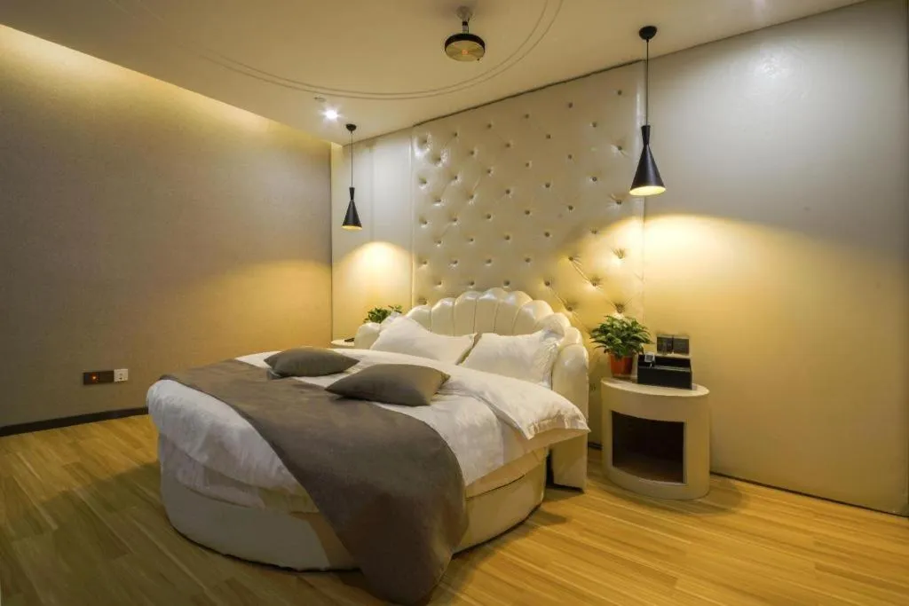 Bed in Shell Hotel Zhengzhou East High-Speed Railway Station Zhengdong Commerical Center