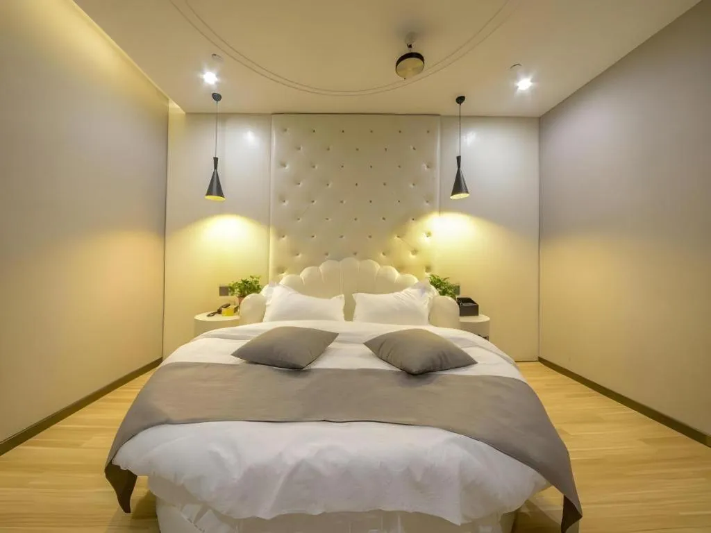 Bed in Shell Hotel Zhengzhou East High-Speed Railway Station Zhengdong Commerical Center