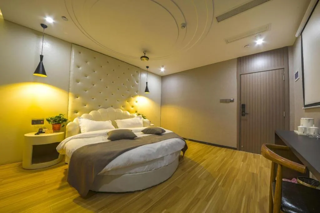 Bed in Shell Hotel Zhengzhou East High-Speed Railway Station Zhengdong Commerical Center