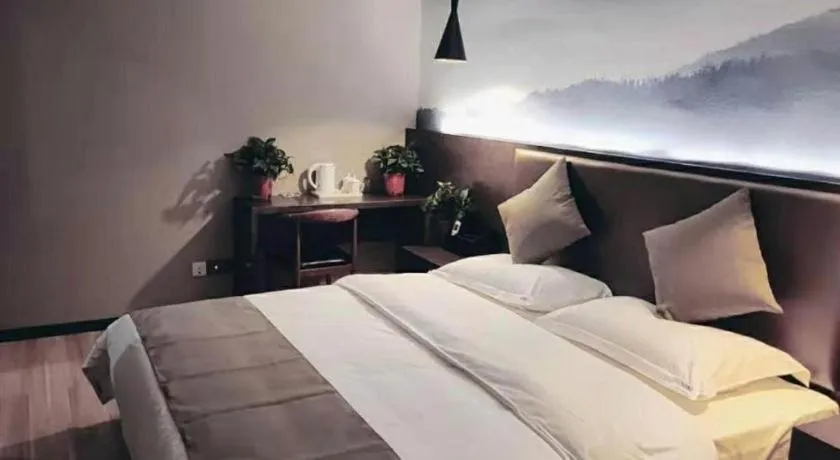 Bed in Shell Hotel Zhengzhou East High-Speed Railway Station Zhengdong Commerical Center