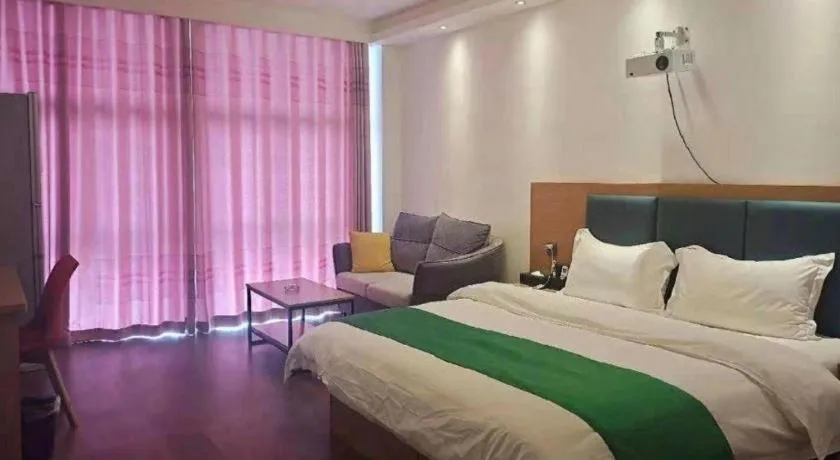 Bed in Shell Hotel Zhengzhou East High-Speed Railway Station Zhengdong Commerical Center