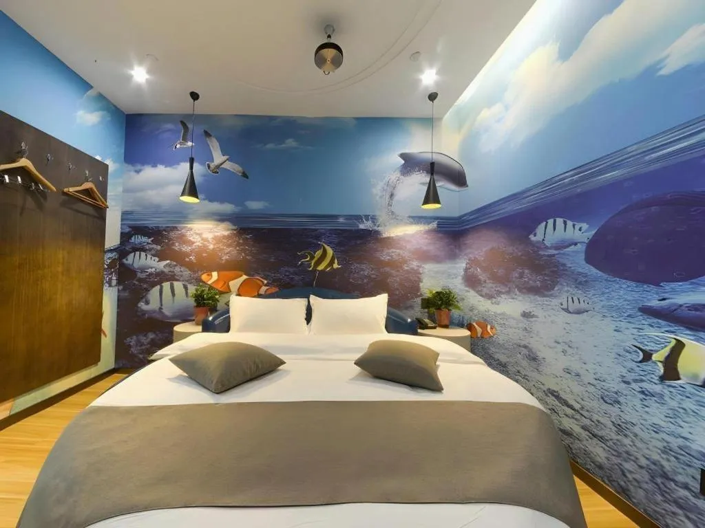 Bed in Shell Hotel Zhengzhou East High-Speed Railway Station Zhengdong Commerical Center