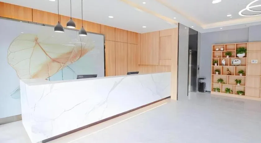 GreenTree Inn Express Zhangjiagang Hexing Town Shazhou Professional Institue of Technology