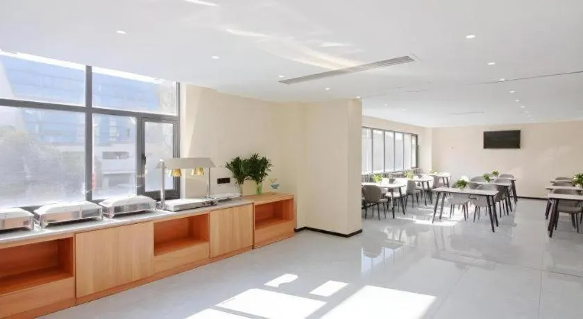 GreenTree Inn Express Zhangjiagang Hexing Town Shazhou Professional Institue of Technology