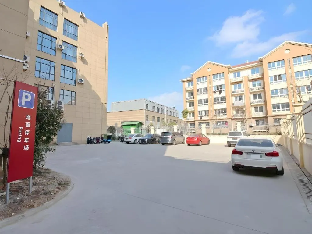 GreenTree Inn Express Zhangjiagang Hexing Town Shazhou Professional Institue of Technology