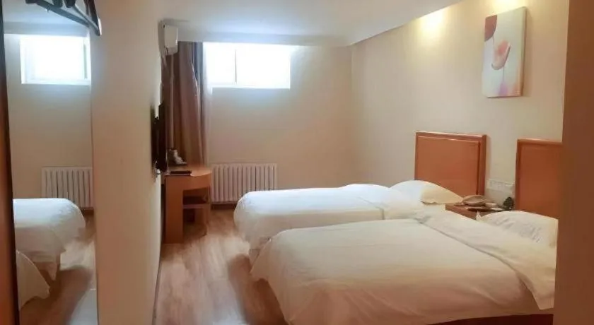 Bed in GreenTree Inn Dalian Jinzhou District Railway Station Ansheng Plaza