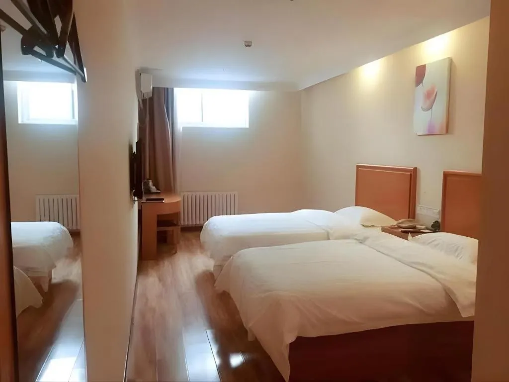 Bed in GreenTree Inn Dalian Jinzhou District Railway Station Ansheng Plaza