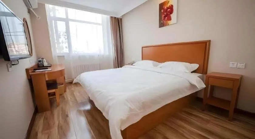 Bed in GreenTree Inn Dalian Jinzhou District Railway Station Ansheng Plaza