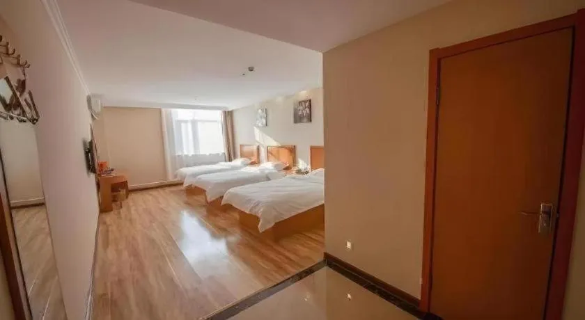 Bed in GreenTree Inn Dalian Jinzhou District Railway Station Ansheng Plaza