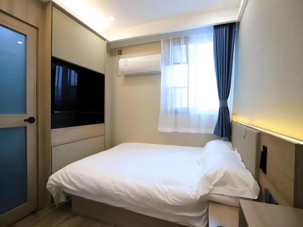 Bed in VX Hotel Jiangsu Taizhou Xinghua RT-Mart