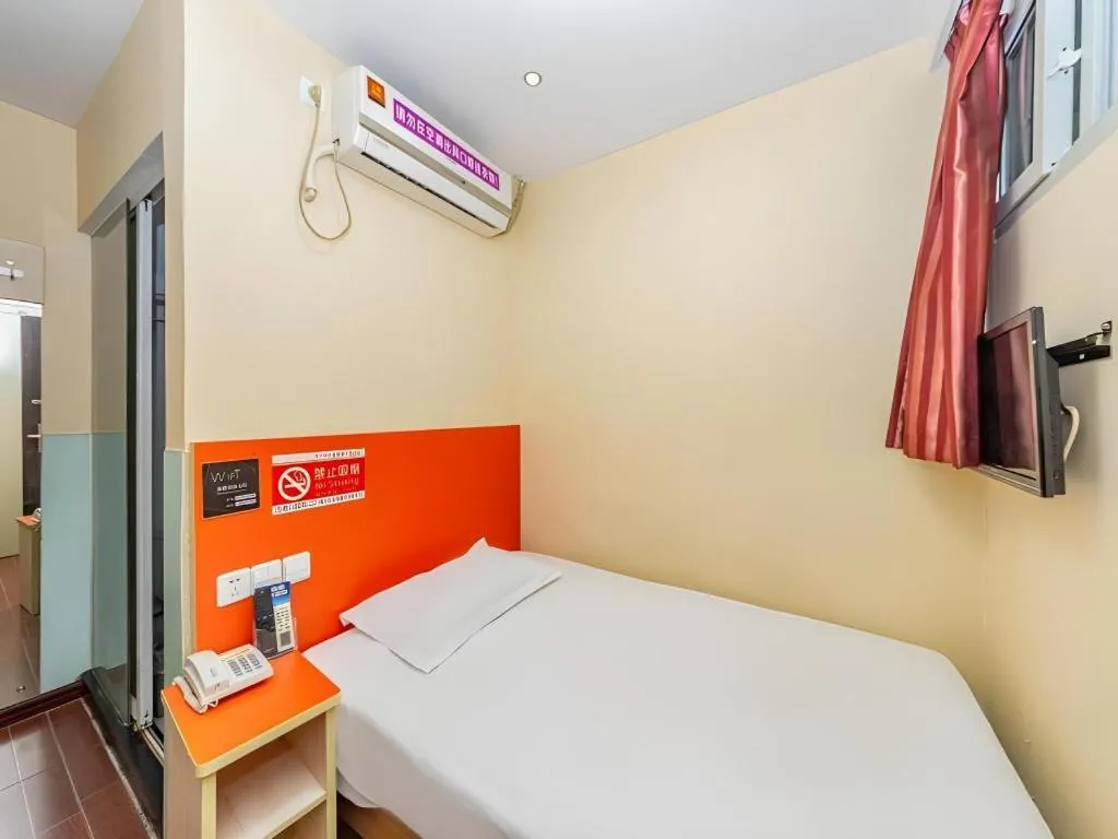 Bed in Shell Hotel Shanghai Expo Changqing Road Metro Station