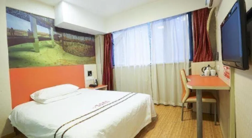 Bed in Shell Hotel Shanghai Expo Changqing Road Metro Station