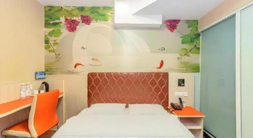 Bed in Shell Hotel Shanghai Expo Changqing Road Metro Station