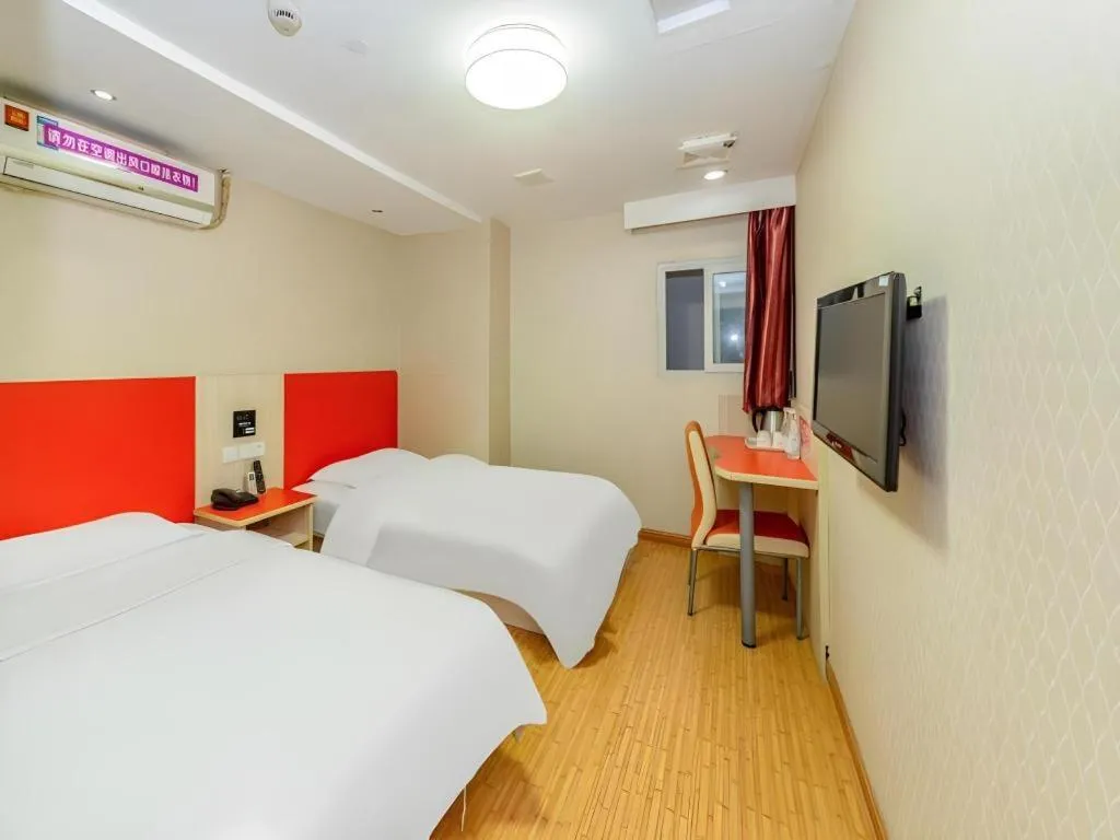 Bed in Shell Hotel Shanghai Expo Changqing Road Metro Station