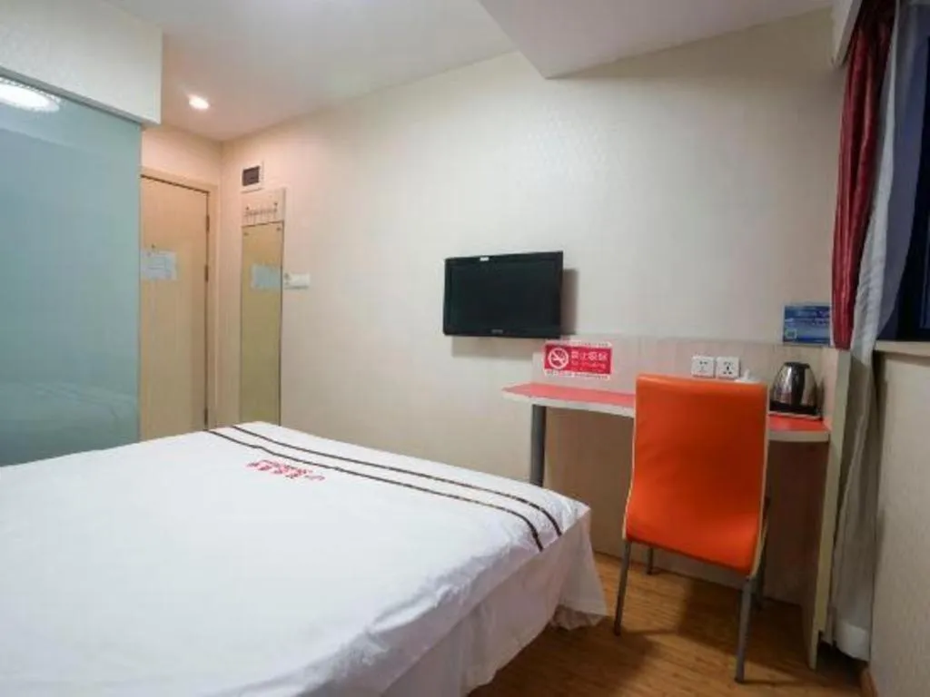 Bed in Shell Hotel Shanghai Expo Changqing Road Metro Station