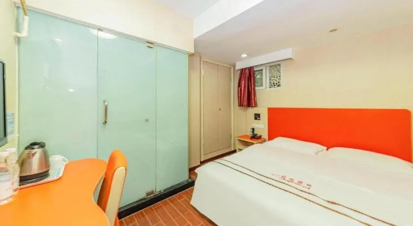 Bed in Shell Hotel Shanghai Expo Changqing Road Metro Station