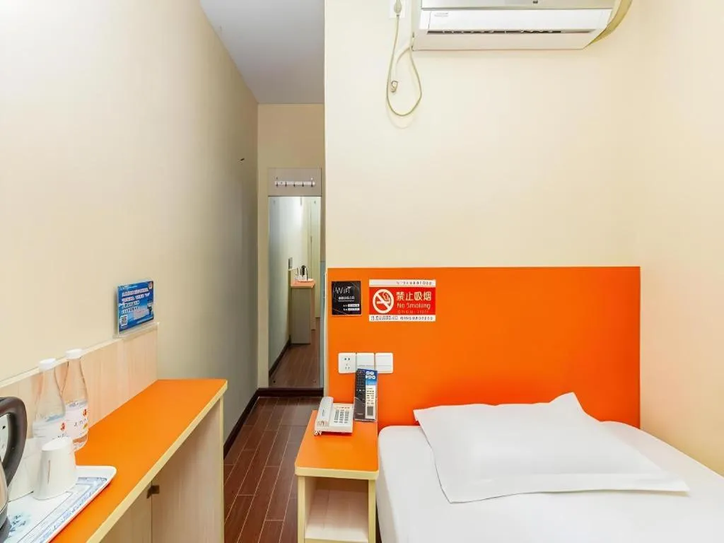 Bed in Shell Hotel Shanghai Expo Changqing Road Metro Station