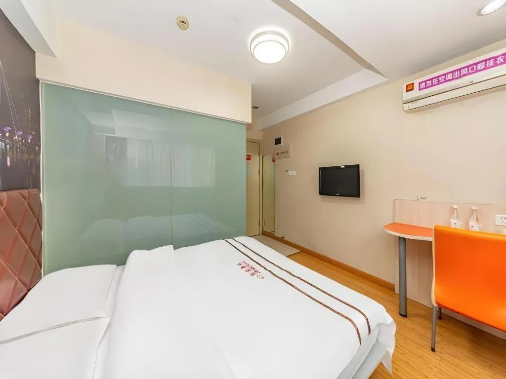 Bed in Shell Hotel Shanghai Expo Changqing Road Metro Station