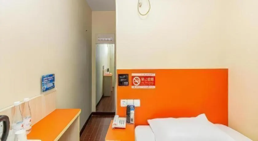 Bed in Shell Hotel Shanghai Expo Changqing Road Metro Station