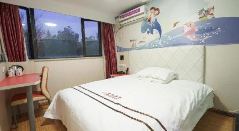 Bed in Shell Hotel Shanghai Expo Changqing Road Metro Station