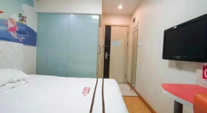 Bed in Shell Hotel Shanghai Expo Changqing Road Metro Station