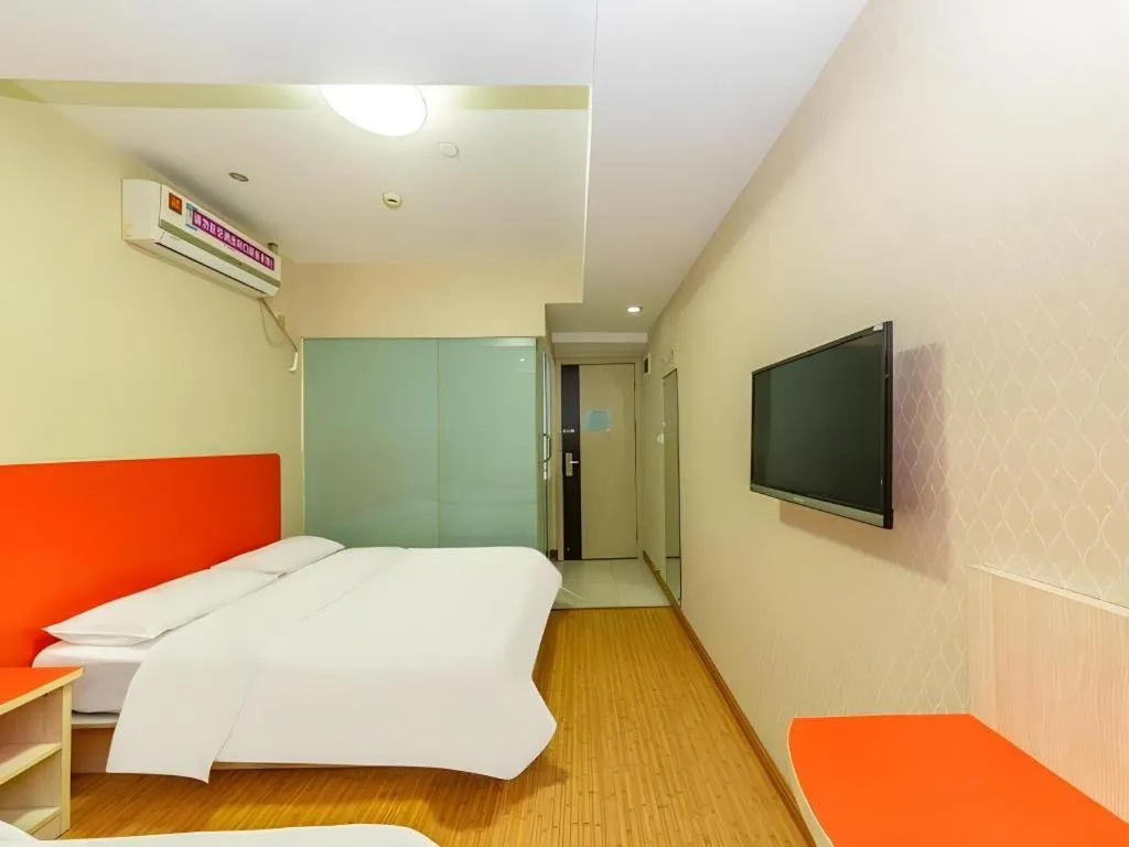 Bed in Shell Hotel Shanghai Expo Changqing Road Metro Station