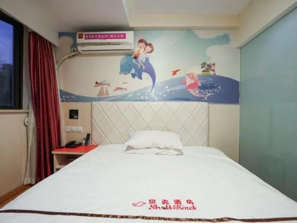 Bed in Shell Hotel Shanghai Expo Changqing Road Metro Station