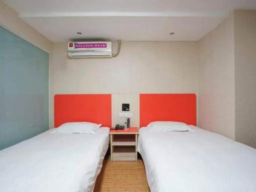 Bed in Shell Hotel Shanghai Expo Changqing Road Metro Station