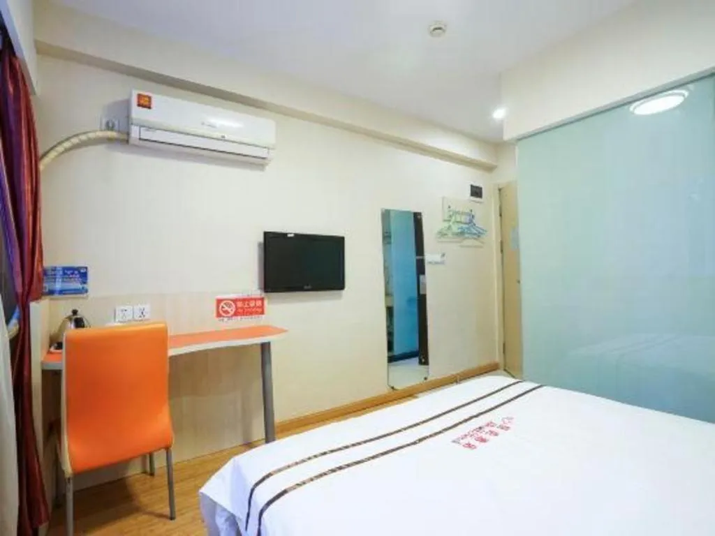 Bed in Shell Hotel Shanghai Expo Changqing Road Metro Station