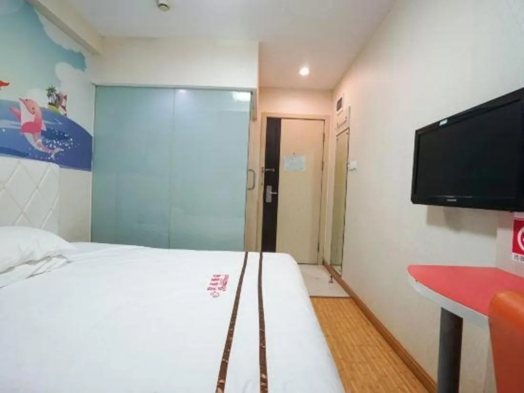 Bed in Shell Hotel Shanghai Expo Changqing Road Metro Station