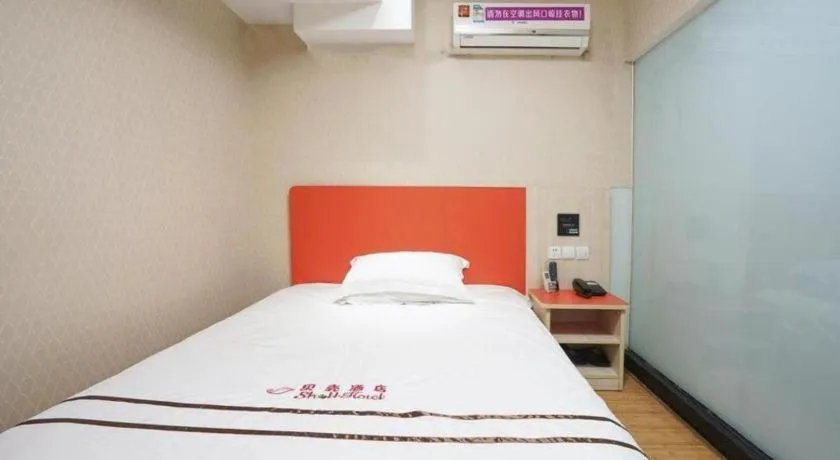 Bed in Shell Hotel Shanghai Expo Changqing Road Metro Station