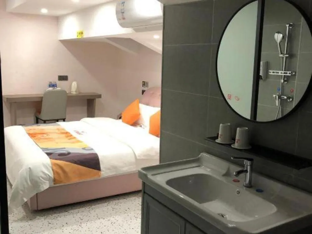 Bed in Shell Hotel Shanghai Jinshan Wanda Plaza