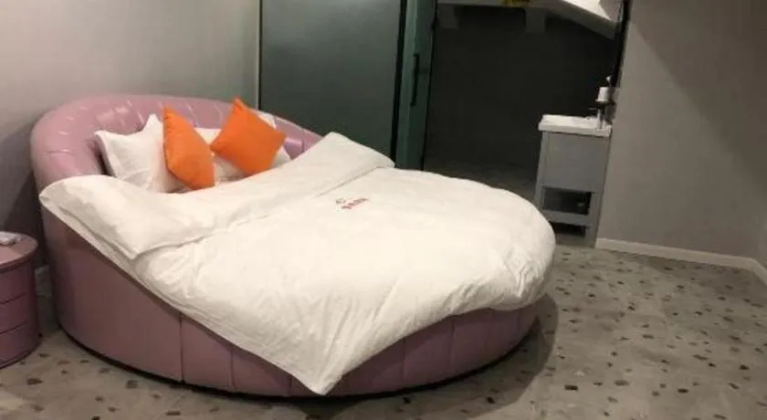 Bed in Shell Hotel Shanghai Jinshan Wanda Plaza