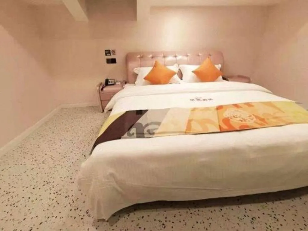 Bed in Shell Hotel Shanghai Jinshan Wanda Plaza