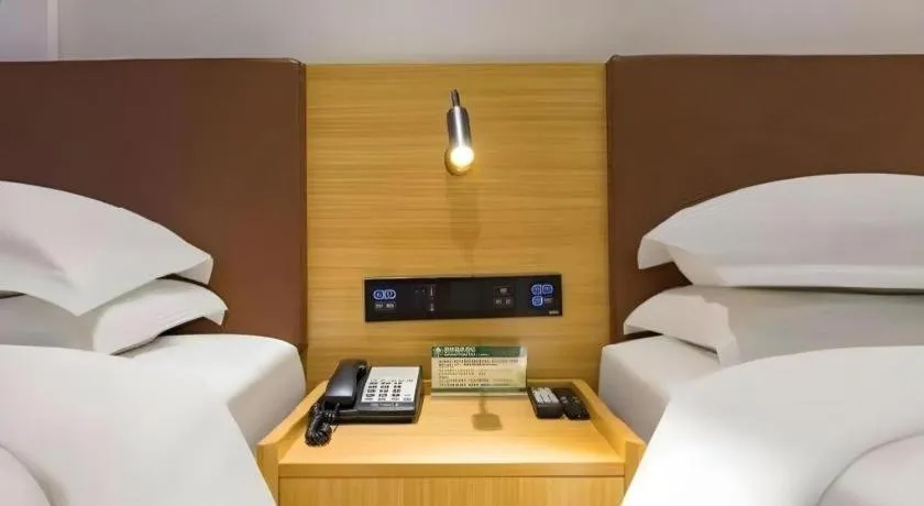 Bed in GreenTree Inn Express Datong High-Speed Railway Station Old City Wall