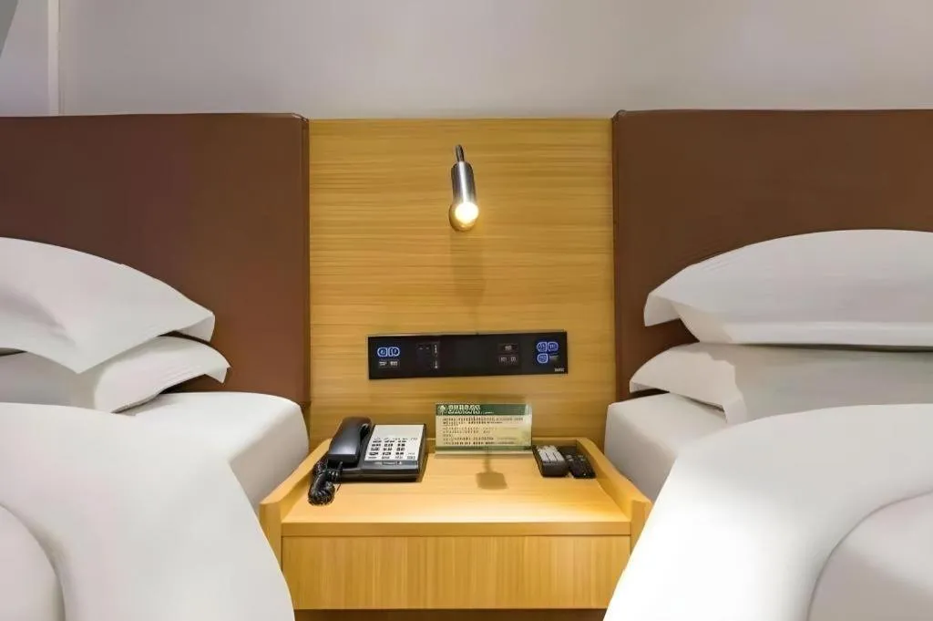 Bed in GreenTree Inn Express Datong High-Speed Railway Station Old City Wall