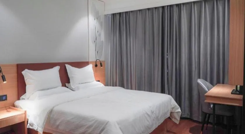 Bed in GreenTree Inn Express Datong High-Speed Railway Station Old City Wall