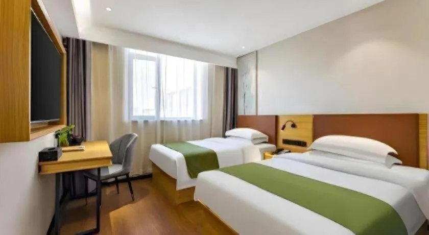 Bed in GreenTree Inn Express Datong High-Speed Railway Station Old City Wall