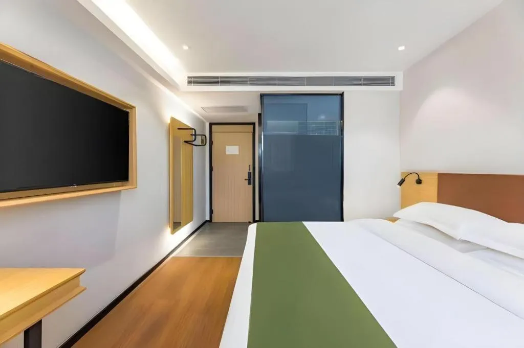 Bed in GreenTree Inn Express Datong High-Speed Railway Station Old City Wall