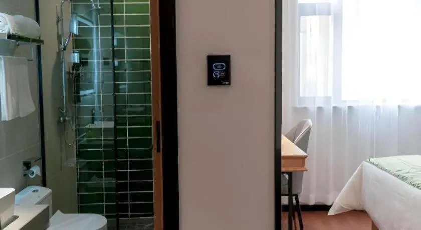 Bed in GreenTree Inn Express Datong High-Speed Railway Station Old City Wall