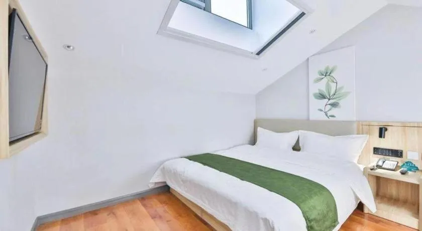 Bed in GreenTree Inn Express Beijing Dongcheng District Beixinqiao Metro Station Gui Street