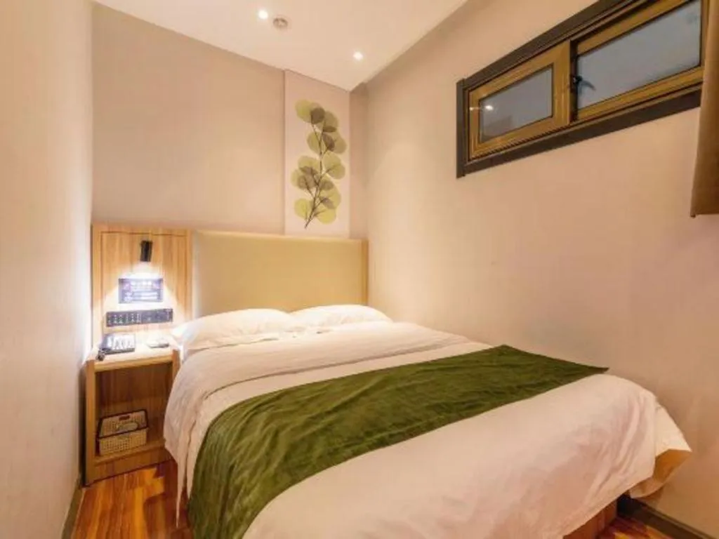 Bed in GreenTree Inn Express Beijing Dongcheng District Beixinqiao Metro Station Gui Street
