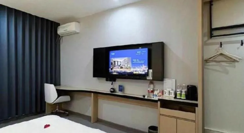 Bed in Super 8 Hotel Dingzhou Chongwen Street