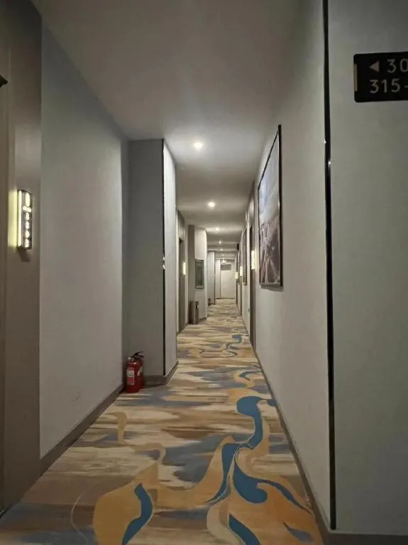 Super 8 Hotel Dingzhou Chongwen Street